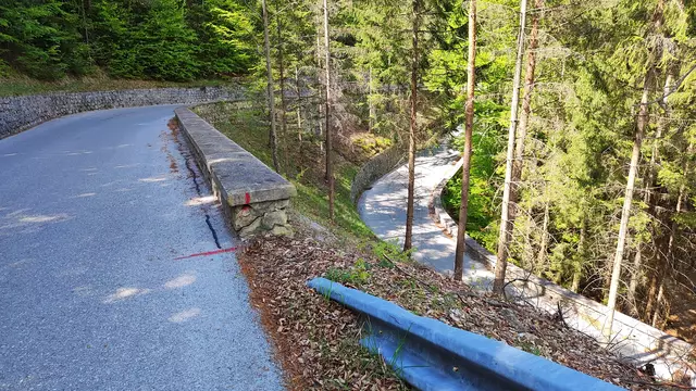 in mehreren Serpentinen geht es gemütlich bergab... | Foto: I.Wozonig