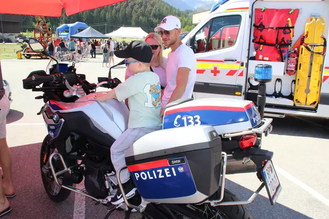 Sowohl Mädels als auch Burschen fühlten sich „great“ am Polizeimotorrad | Foto: Manfred Jordan