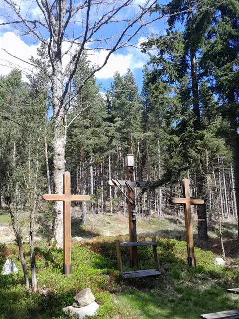 Der Steig geht bergan, ich quere Forstwege und komme dann zu den 3 Kreuzen, wo ich mit anderen Wanderern zusammen treffe