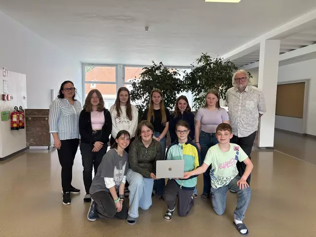 Die MeinBezirk-Redakteurin Angelina Koidl und der MeinBezirk-Redakteur Markus Hackl mit Schülerinnen und Schülern der dritten Klasse der Mittelschule Kindberg und dem wichtigsten Arbeitsgerät einer Journalistin, eines Journalisten – einem Laptop.  | Foto: Himsl