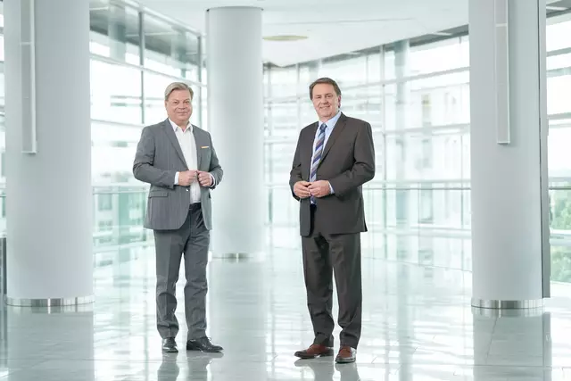 Direktor Harald Servus und Landesgruppenobmann Wolfgang Ecker vom Wirtschaftsbund Niederösterreich begrüßen die im Ministerrat beschlossene Aufstockung der Saisonkontingente im heimischen Tourismus. | Foto: Monihart/Wirtschaftsbund Niederösterreich