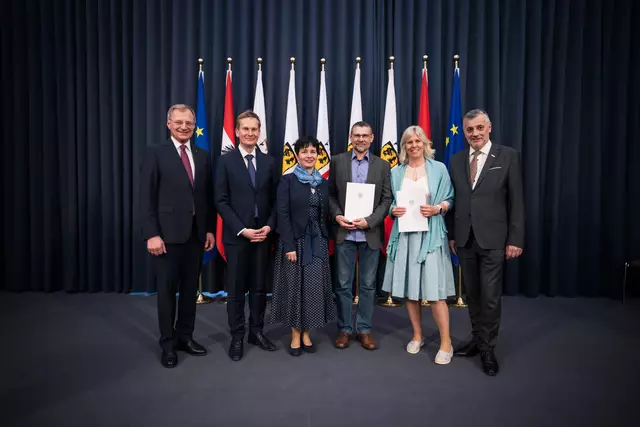Landeshauptmann Thomas Stelzer (links) und Bildungsdirektor Alfred Klampfer (rechts) zeichneten Silvia Berger und Bernhard Zacherl mit dem Titel „Schulrat“ bzw. "Schulrätin" aus. | Foto: Land OÖ
