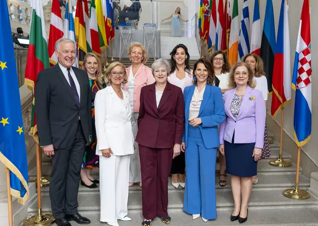Europa-Forum Wachau 2024 – damal mit Präsident des Europa-Forums Wachau Martin Eichtinger, Europa-Forum Geschäftsführerin Theresa Edtstadler, Landeshauptfrau Johanna Mikl-Leitner, Andreja Metelko-Zgombic (Europa-Staatssekretärin Kroatien), die ehemalige Premierministerin Großbritanniens, Theresa May, Jennifer Carroll MacNeill (Ministerin für europäische Angelegenheiten und Verteidigung aus Irland), die österreichische Bundesministerin für EU und Verfassung Karoline Edtstadler, Ines Domingos (Staatssekretärin für europäische Angelegenheiten aus Portugal), Daniela Grigore Gitman (Staatssekretärin für europäische Angelegenheiten Rumänien) und Elena Schekerletowa (ehemalige stellvertretende Ministerin für auswärtige Angelegenheiten aus Bulgarien). | Foto: NLK Pfeffer