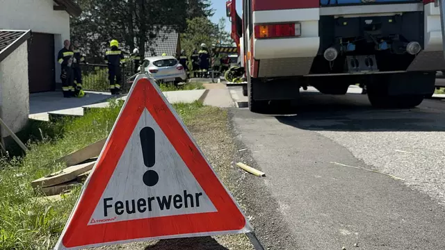 Das verunfallte Auto kam nach dem Aufprall auf einen Gartenzaun seitlich zum Liegen. | Foto: Doku NÖ