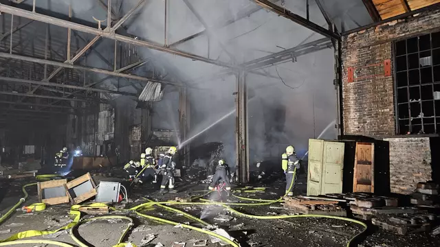 Es gibt noch kein "Brand aus". | Foto: FF WRN