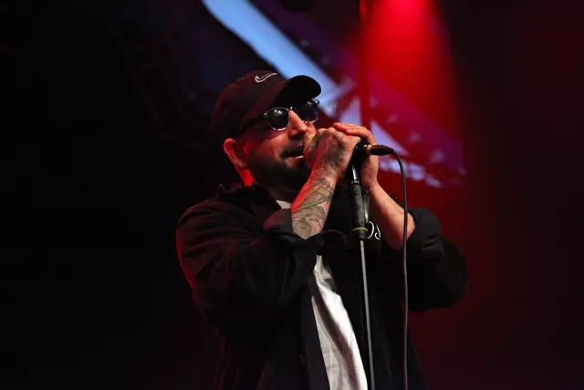 Christopher Seiler bringt stimmliche Tiefe, aber mit kraftvollen und verletzlichen Tönen auch eine ganz eigene emotionale Tiefe in die Songs.