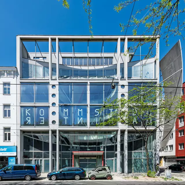 An der Fassade des leerstehenden Gebäudes in der Mariahilfer Straße 138 präsentiert Hangl das Format "Window Words".  | Foto: Oliver hangl