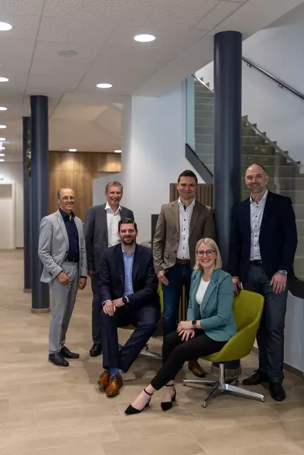 Birkfeld Teamwork: Mitarbeiter, Führungskräfte und Geschäftsleitung Hand in Hand - alle stolz auf das gelungene Projekt. | Foto: Ramona Kielnhofer