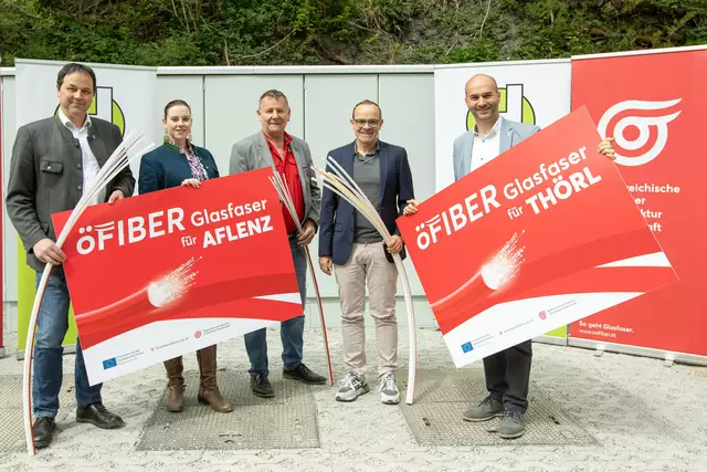 Bürgermeister Hubert Lenger (Aflenz), ÖGIG-Projektleiterin Stefanie Prinz und ÖGIG-Roll Out-Manager Peter Hermann mit Bauleiter Walter Karner von der Baufirma Gebrüder Haider &amp; Co sowie dem Bürgermeister von Thörl Christian Polaschek. | Foto: ÖGIG/Klaus Morgenstern