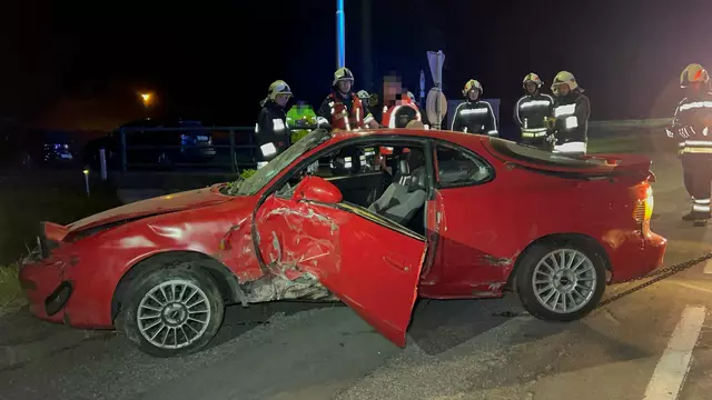 Das Auto kam nach der Kollision mit dem Brückengeländer und dem Wartehäuschen zum Stillstand.

 | Foto: Doku NÖ