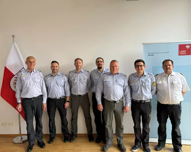 v.l.: Peter Hohenrainer (Einsatzstellenleiter Reutte und Umgebung), Christoph Falger, Hanspeter Albin Oberhollenzer, Mathias Muxel, Markus Robert Haselberger, Rafael Köpfle und Albert Kerber (Bezirksleiter). | Foto: Land Tirol