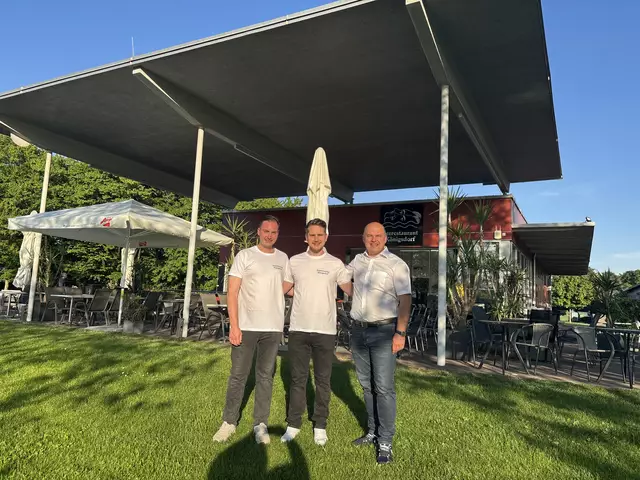Neue Kulinarik am Naturbadesee: das Koch-Duo Konstantin Stadler und Andreas Thomas mit Bürgermeister Mario Trinkl (v.l.). | Foto: Elisabeth Kloiber
