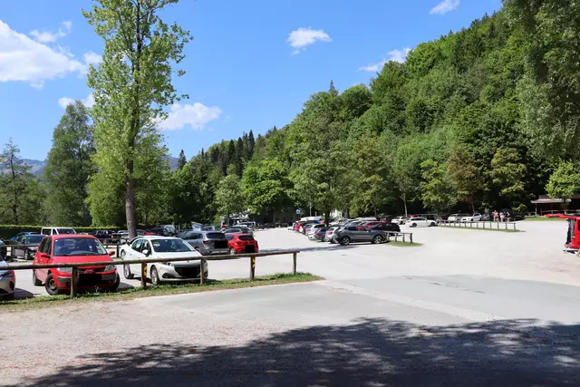 Knappe Entscheidung bei Parkgebühren für Hechtsee und Schwimmbad: Gemeinderat entscheidet sich gegen Gebühren, was nun aber Auswirkungen auf die Fahrzeiten des Hechtseebusses hat. | Foto: Nimpf