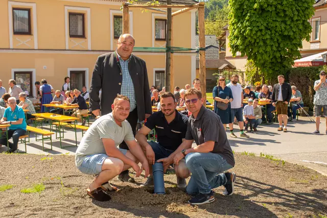 Eine Zeitkapsel wurde wie einst versenkt, Bürgermeister Johannes Achleitner (stehend) mit Vize Franz Achleitner (rechts), Christoph Fürnhammer (FF Klam) und Bernhard Hochgatterer (Obmann Verein L(i)ebenswertes Klam). 
 | Foto: Irmgard Leitner
