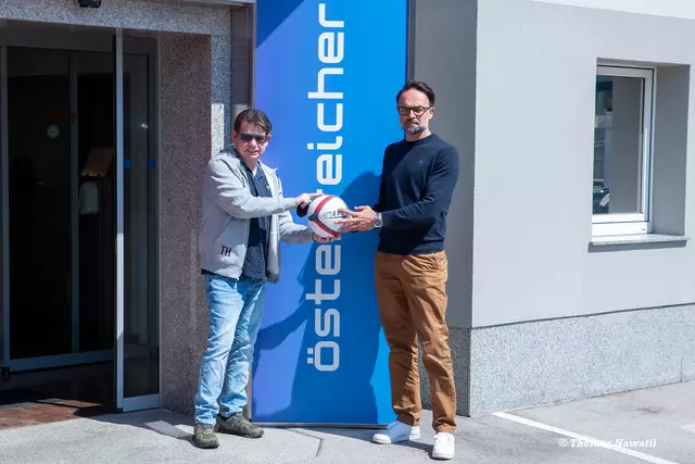 Auf dem Bild: Prokurist Jürgen Kirchner von der Firma Österreicher (links) gemeinsam mit Thomas Navratil, Sektionsleiter der Frauenmannschaft Herzogenburg. | Foto: Thomas Navratil