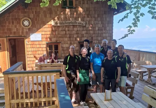 Das fleißige Team der Grüntalkogelhütte auf der neuen, einladenden Terrasse.