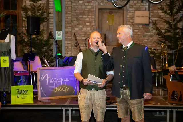 Markus Oberascher und Moderator Norbert Sperr-Lehrl (v.l.) beim Verkünden der Schieß-Ergebnisse. | Foto: Daniel Ebner