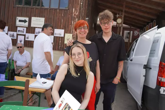 Manuela Pasterk (GF des Dorfmuseums) mit ihren Kindern Manuel und Magdalena, die gemeinsam mit ihrer Cousine Teresa Weiss das Festprogramm gestaltet haben | Foto: Andrea Glatzer