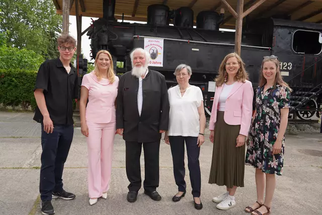 Foto vor der 100 Jahre alten Dampflok 123 nunmehr "Big Beppo": Manuel Pasterk, LR Daniela Winkler, Josef und Christine Haubenwallner, LH-Stv. Anja Haider-Wallner, Teresa Weiss  | Foto: Andrea Glatzer