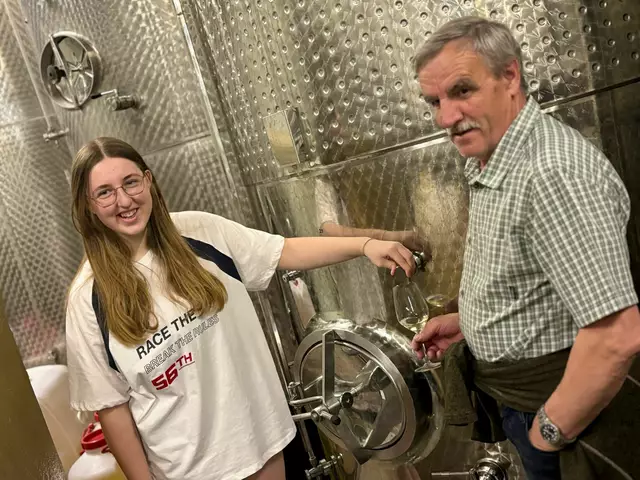 Im Familienweingut arbeiten alle zusammen. Die Tochter vom Weingut verteilte Kostproben aus dem Tank. | Foto: Markus Kahrer