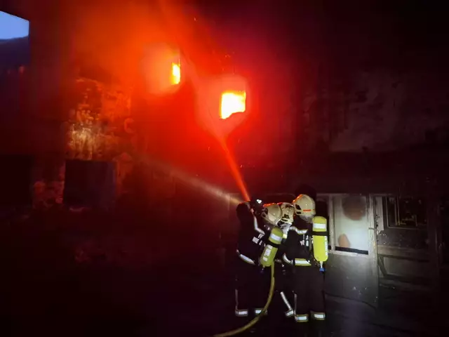 Gefährlicher Einsatz in brennender Lagerhalle. | Foto: FF WRN