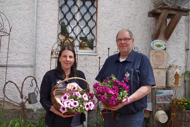 Obmann Franz Höfer (r.) darf sich mit der gelernten Floristin Manuela Sturmlechner (l.) über ein neues Teammitglied freuen, die ihren ersten Arbeitstag meisterte. | Foto: Evi Leutgeb