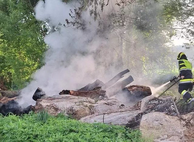 Die Feuerwehr versucht das Glutnest zu löschen. | Foto: Fire Veiter - FF St.Veit/Glan