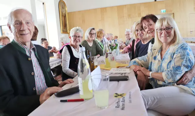 Kalsdorfs PVÖ-Obmann Werner Grubholz (li) kam mit einer großen Abordnung zum Frühschoppen. | Foto: Edith Ertl