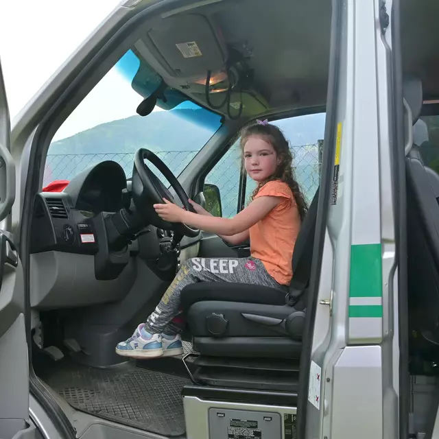 Lena im Mercedes Sprinter der Bergrettung