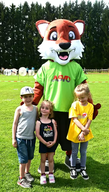 Luis, Nina und Helene mit dem ASVÖ-Maskottchen "Filu"