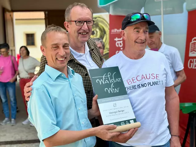 Toni Honsig gratulierte Christoph Berger zum Gewinn der Auszeichnung. | Foto: Markus Kahrer