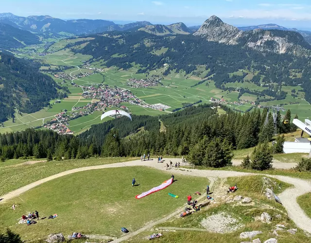 Als ein 32-jähriger Mann aus den USA in Tannheim einen Gleitschirmflug vom Neunerköpfle starten wollte,  prallte er gegen das Blechdach der Bergstation. | Foto: ZOOM.Tirol
