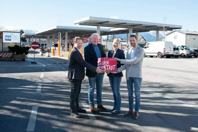 V.l.n.r.: Jürgen Wulff-Gegenbaur (Leitung Abfallservice), Vizebürgermeister Florian Kreibich, Stefanie Kritzer (Abteilungsvorständin Betriebe), Roland Oberhauser (Leitung Städtische Betriebe) zogen Bilanz über das Jahr 2024 der städtischen Betriebe. Hier beim Recyclinghof in Maxglan.  | Foto: Stadt Salzburg / Rocio Escabosa