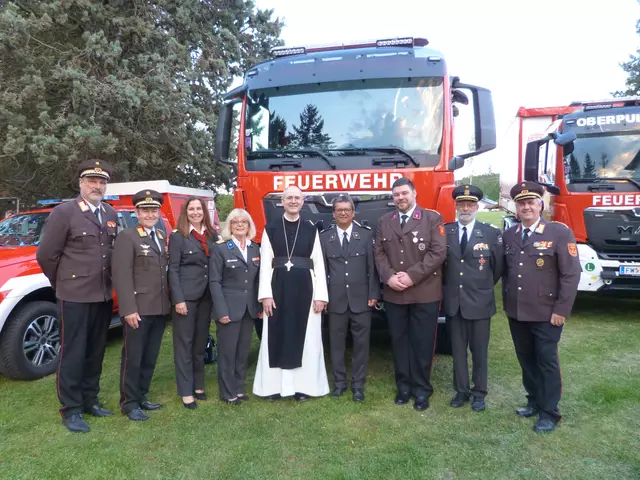 Floriani-Empfang in Klostermarienberg - Vor der ehrwürdigen Kulisse des Klosters wurden Einsatzfahrzeuge von Abt Pius Martin Maurer gesegnet.