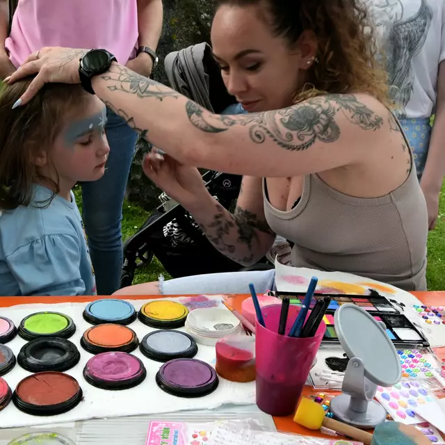  Anna wird von Jacqueline geschminkt