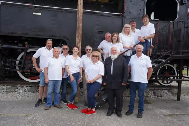 Beppo Haubenwallner und das Dorfmuseum-Team.  | Foto: Andrea Glatzer