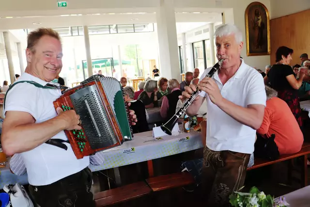 Das Steinberg-Trio spielte beim Frühschoppen als Duo und traf dennoch den Musikgeschmack des Publikums.   | Foto: Edith Ertl