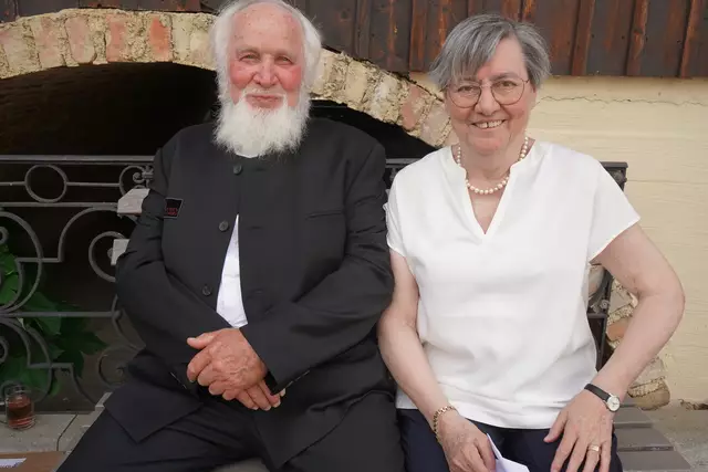 Professor Josef und Christine Haubenwallner haben vor 35 Jahren das Dorfmuseum in Mönchhof gegründet  | Foto: Andrea Glatzer