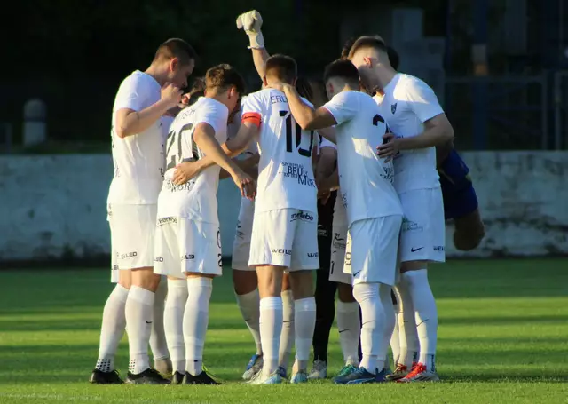 Sekunden vor dem Anpfiff: Die Mannschaft schwört sich ein letztes Mal auf das Match ein. | Foto: Tom Dormann