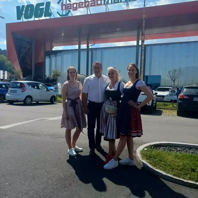 Nadine Schleifer, Johannes Schmid, Riki und Arabella Vogl beim Maibaumfest | Foto: WEZ