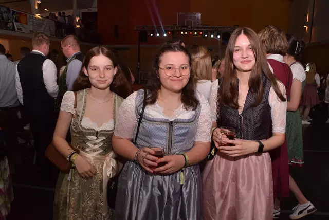 Die Frühlingswiese Boot die perfekte Gelegenheit, sich in die Tracht zu werfen