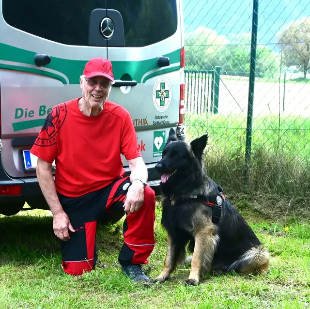 Lorenz Geiger mit Lawinenhund Berro