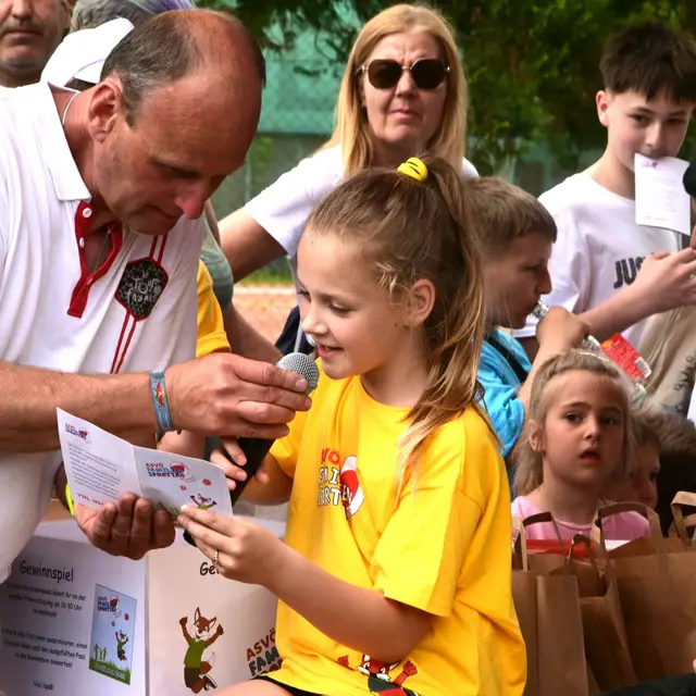 Glücksfee Alia Lebitsch verliest den Namen der gezogenen Losnummer