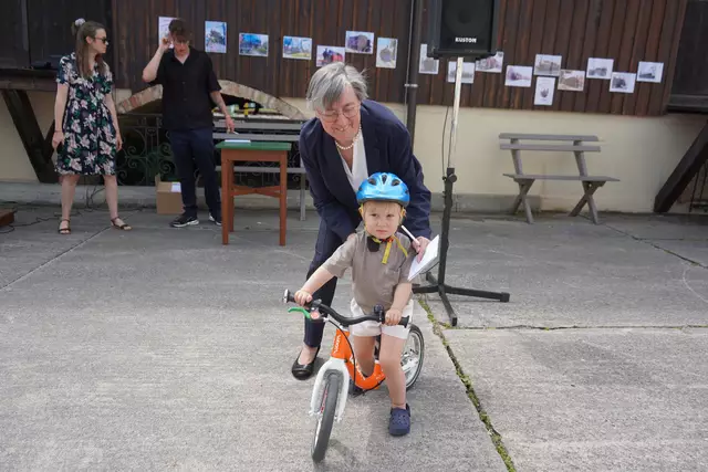 Die Urli-Oma Christine mit Ur-Enkelin Hermine, im Hintergrund Teresa Weiss und Manuel Pasterk | Foto: Andrea Glatzer