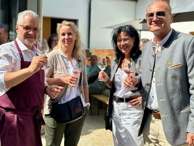 Renate Mihle und Peter Steinbach von LEADER ließen sich wie Klaus Gössl ein Glas Wein schmecken. | Foto: Markus Kahrer