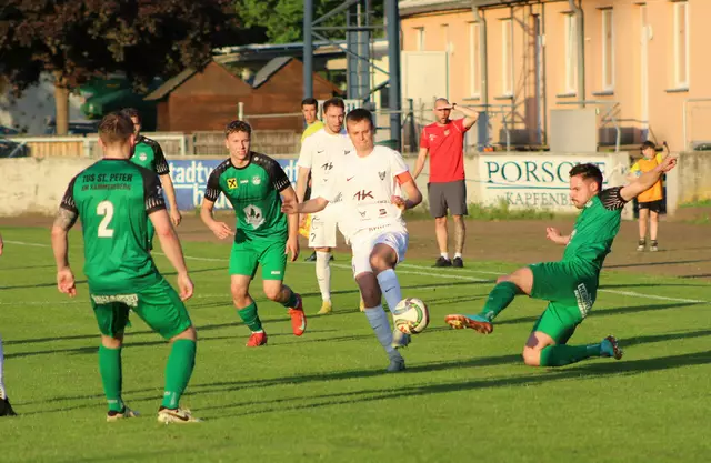 Gegen St. Peter/Kbg. gab es am Freitag einen 5:1-Sieg. Kapitän Jakob Erlsbacher (mitte) traf in der fünften Minute zum 1:0.  | Foto: Tom Dormann