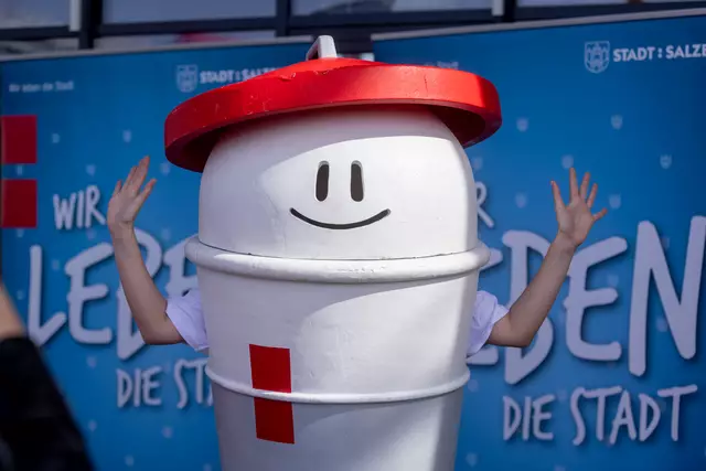 Auch das Maskottchen "Mülli" ist beim Recyclinghof vor Ort.  | Foto: Stadt Salzburg/Wildbild