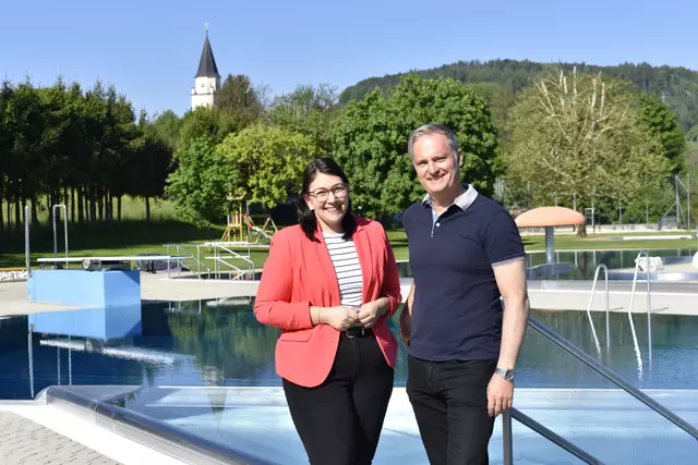 Die zuständige Referentin Stadträtin Elisabeth Kollitsch und Betriebsleiter Michael Newart im Erlebnisschwimmbad Völkermarkt. Wenn das Wetter mitspielt, ist der Saisonstart für Mitte Mai geplant. | Foto: MeinBezirk.at