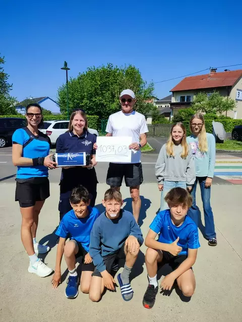 Über 1000 Euro überreichten die Teilnehmer des Charityruns an die "Rollenden Engel". | Foto: MS Feldkirchen/D.