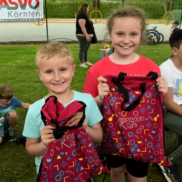 Die glücklichen Geschwister Andreas und Laureen mit ihren Preisen